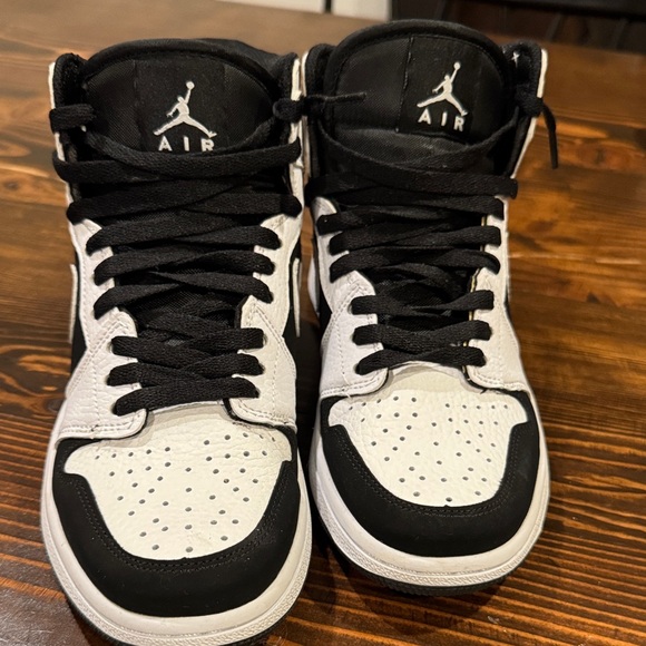 Nike Black and White Athletic Shoes - Picture 4 of 6